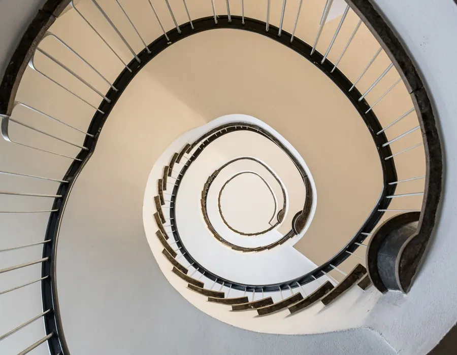 Blick in ein elegantes Wendeltreppenhaus eines Bürogebäudes