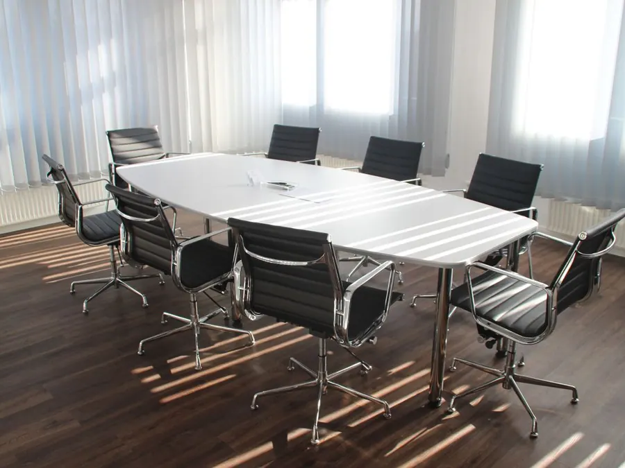 Gepflegter Besprechungsraum mit Konferenztisch und Tageslicht
