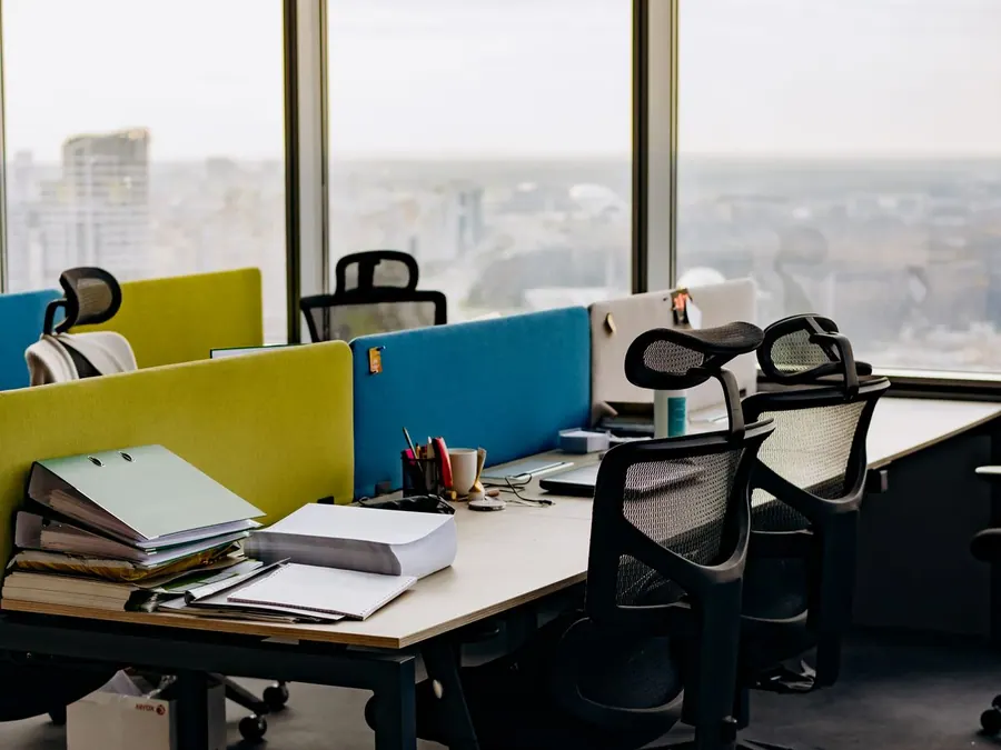 Arbeitsplätze in einem Büro mit Blick über die Stadt