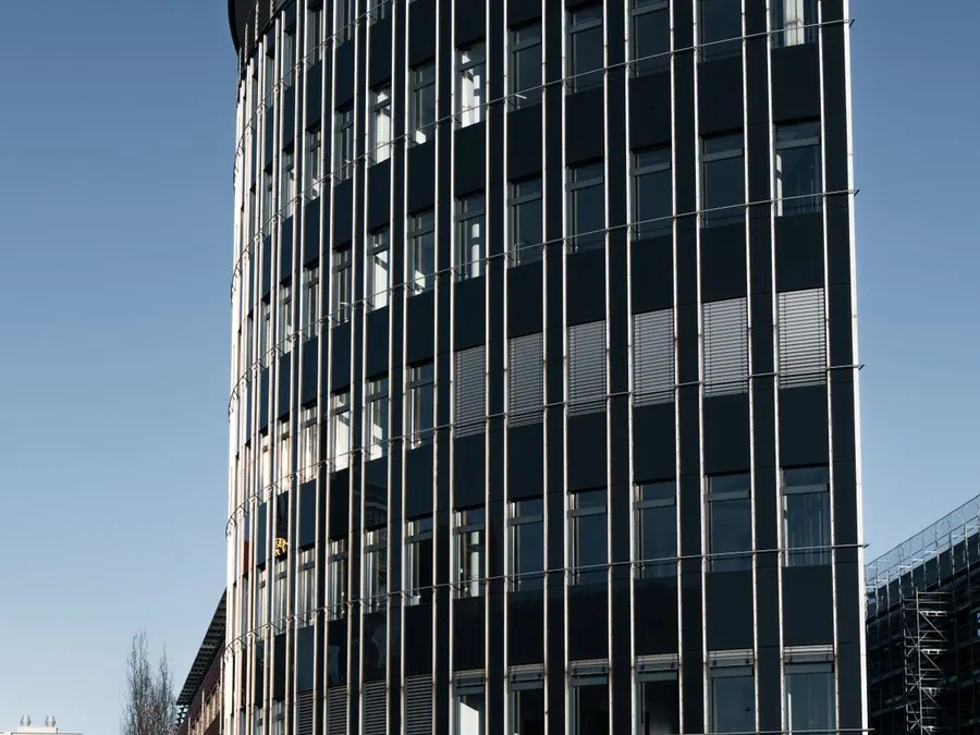 Moderne Glasfassade eines Bürogebäudes
