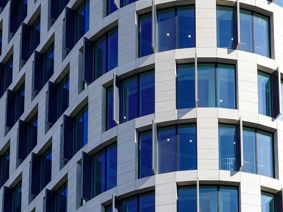 Fassade eines Hochhauses in Berlin mit geschwungener Glasfront