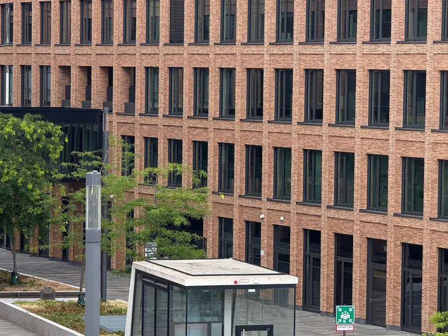 Bürogebäude mit Backsteinfassade und Glaselementen