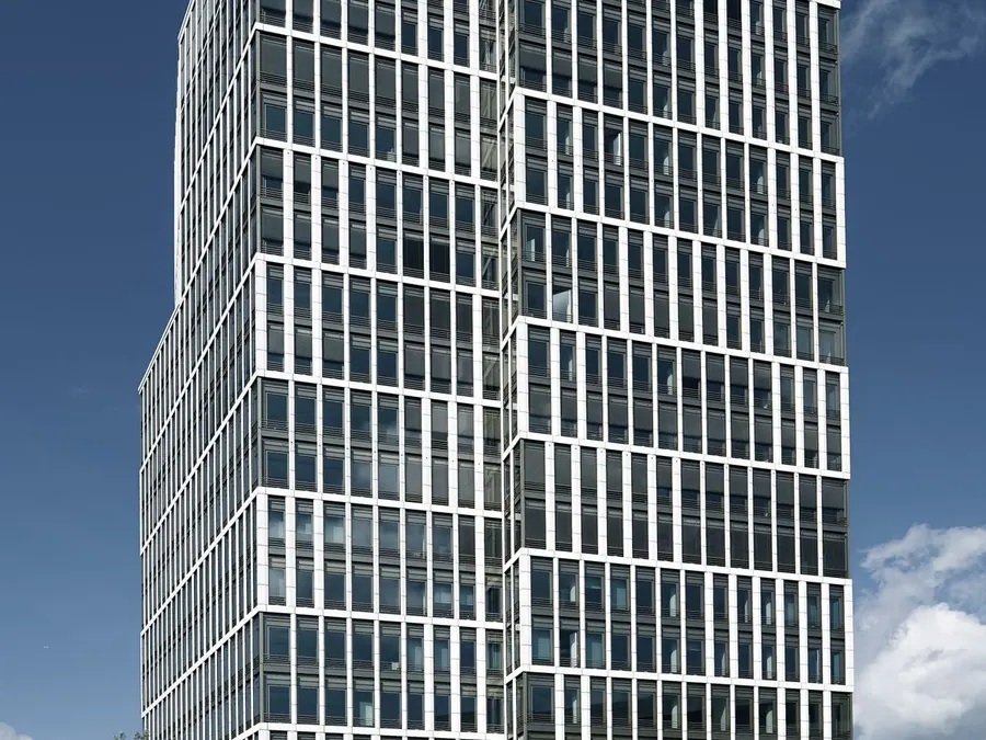 Bürohochhaus mit gleichmäßiger Rasterfassade
