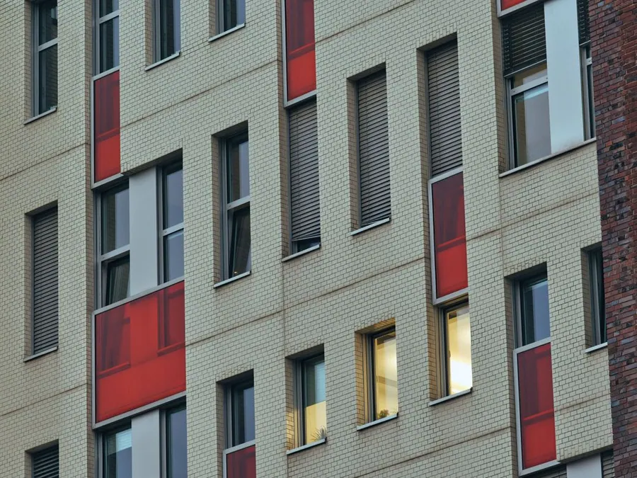Wohn- und Bürogebäude mit farbigen Fassadenpaneelen