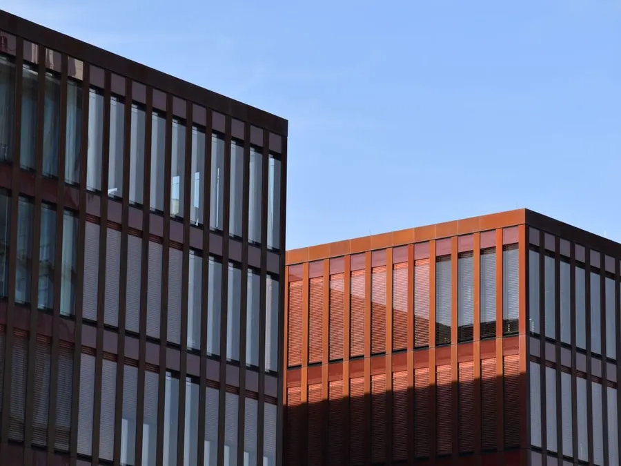 Zeitgenössische Bürogebäude unter blauem Himmel