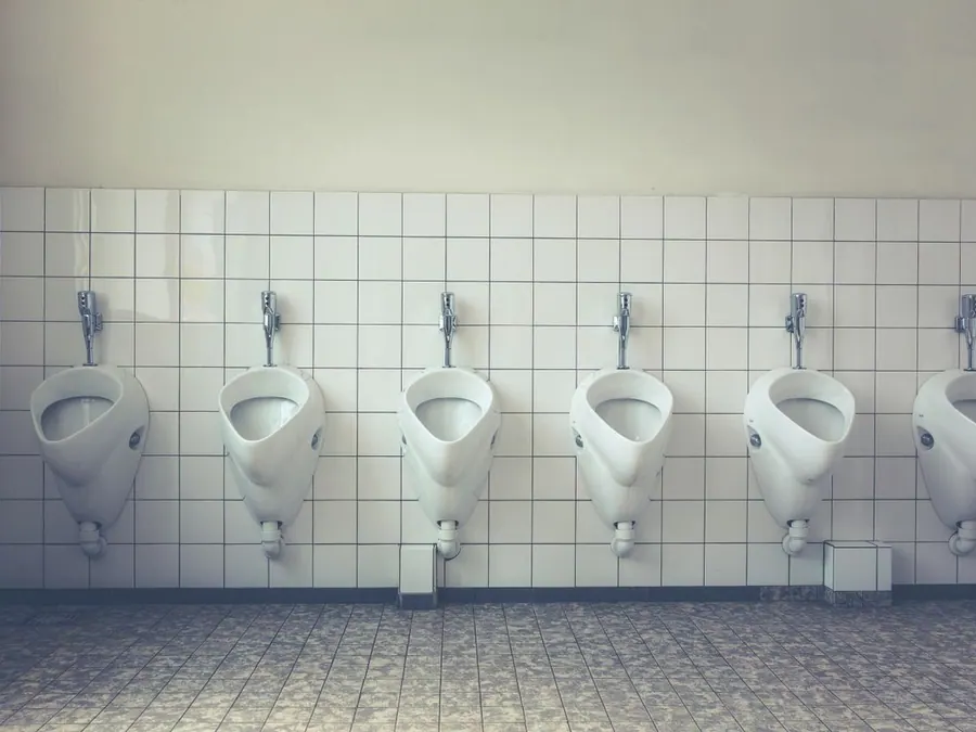 Sanitäranlage mit gereinigter Fliesenwand in einem Gewerbeobjekt
