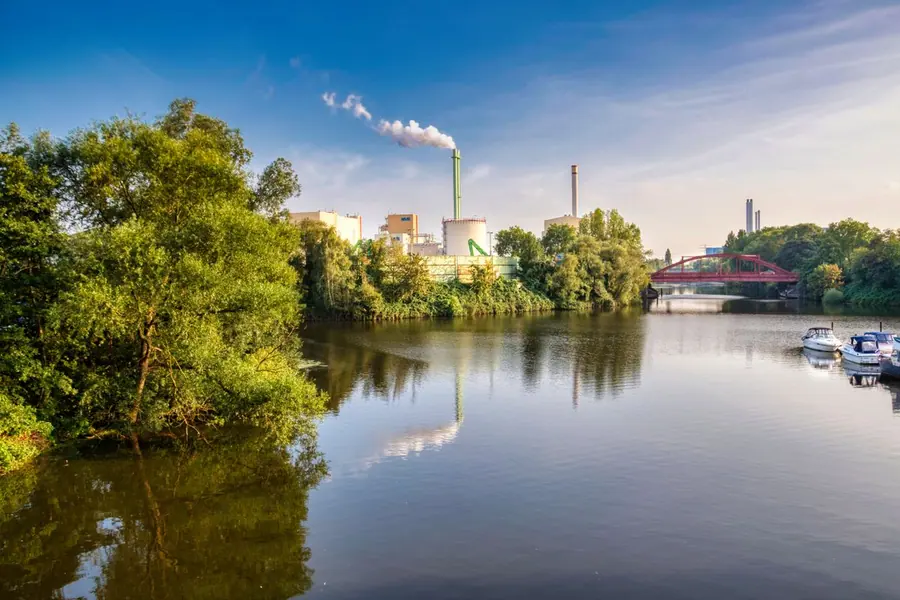 Fluss und Industrieanlagen im Ruhrgebiet