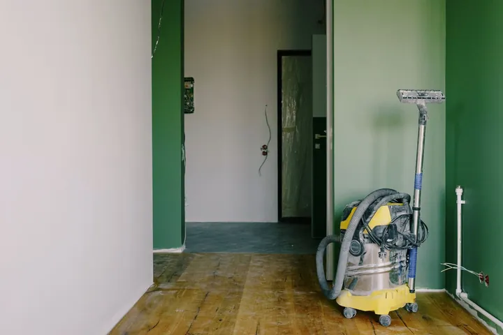 Trocknungsgerät im Einsatz in einem Raum nach einem Feuchteschaden