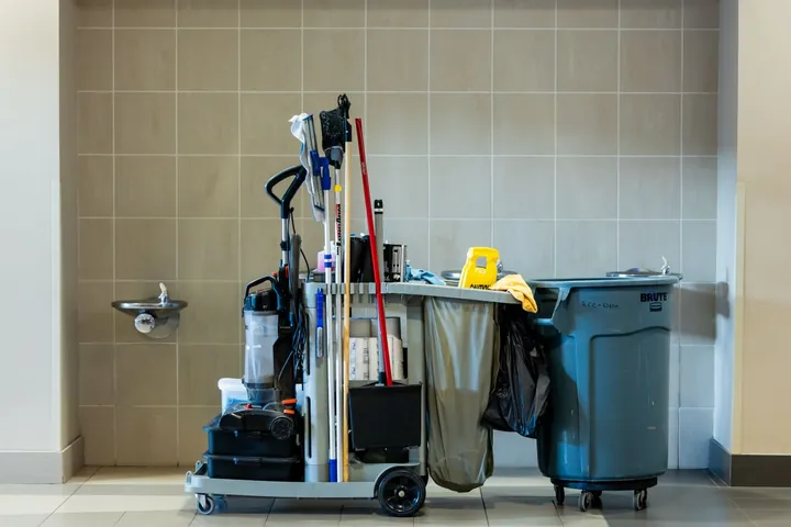 Professioneller Reinigungswagen mit Geräten für die Unterhaltsreinigung